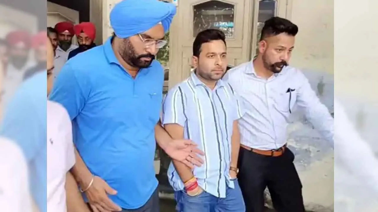 Bribe: जेई 50 हजार रिश्वत लेते रंगे हाथों काबू