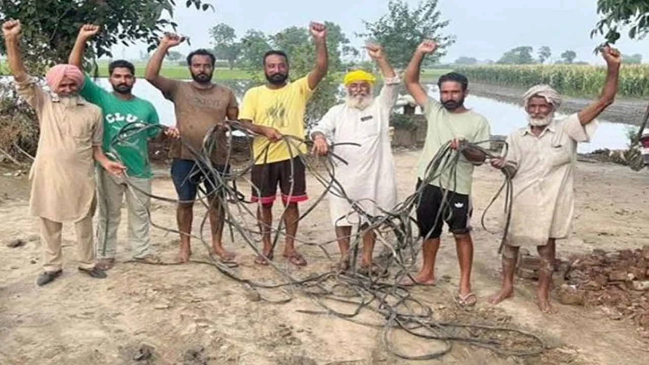 खेतों से केबल व स्टार्टर चोरी होने पर भड़के किसान