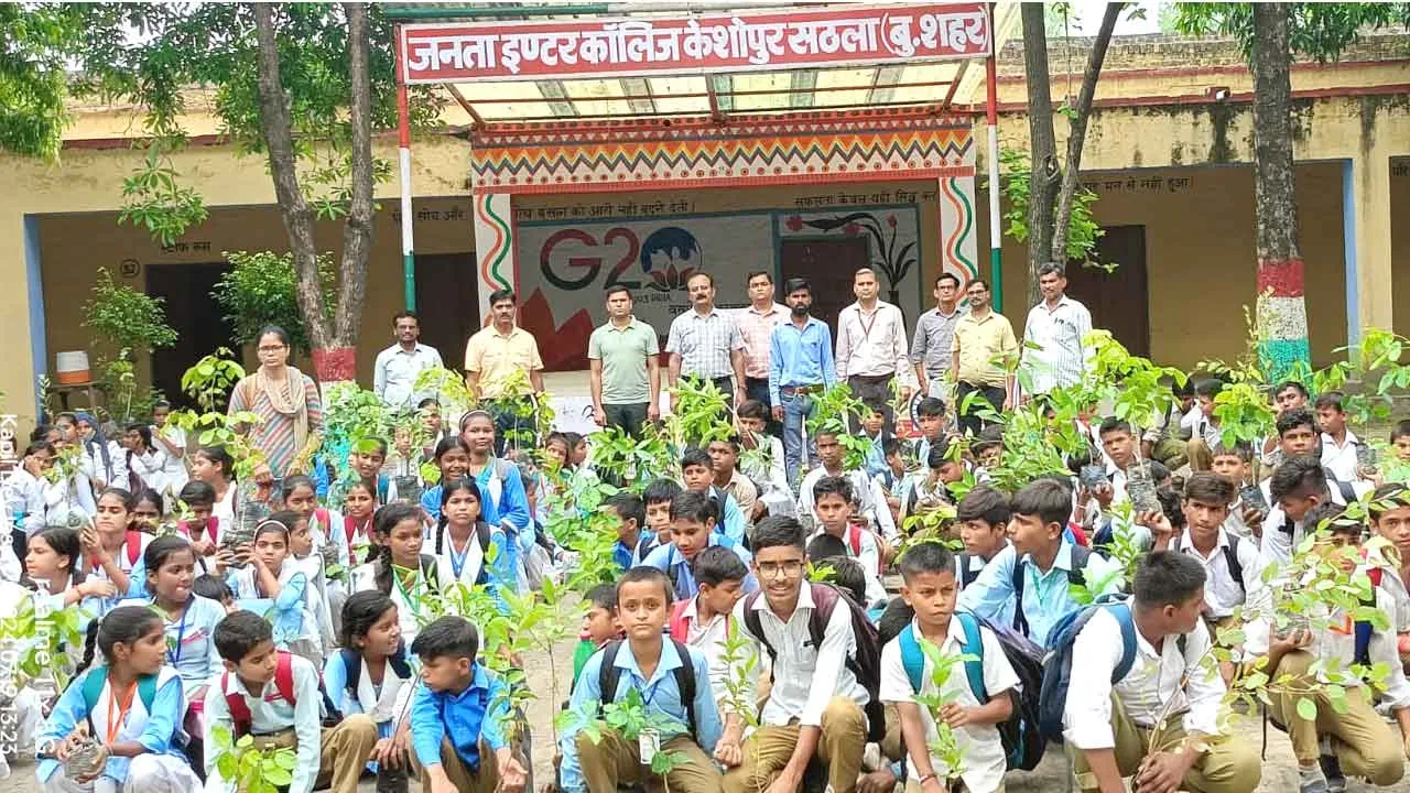 एक पौधा माँ के नाम कर्यक्रम का हुआ आयोजन 300 विधार्थियों ने किया पौधरोपण