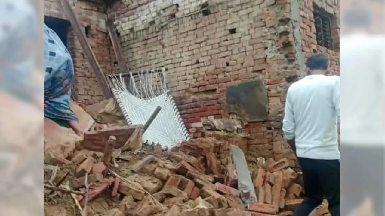 बारिश में भरभरा कर गिरा मकान