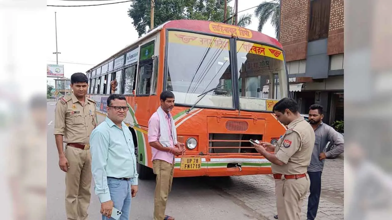 Kanwar Yatra: कावड़ियों का रास्ता अवरुद्ध कर रहे वाहनों के पुलिस ने काटे चालान, वाहन चालकों में मची अफरा तफरी……