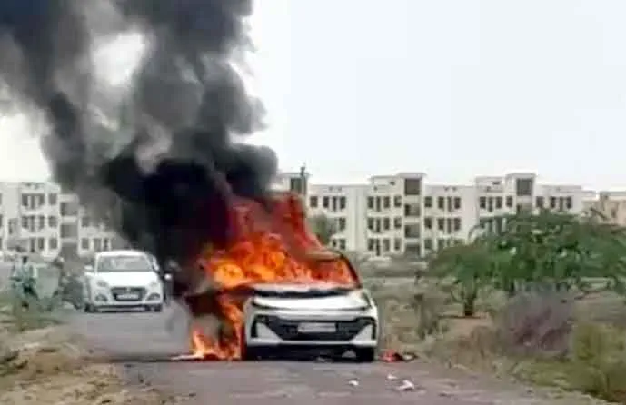 Car Fire : धू धू कर जली कार, पांच मिनट में कबाड़ में हुई तब्दील