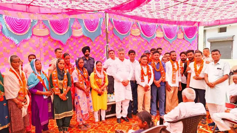 आहलूवाला में अनेकों लोगो ने परिवार सहित थामा भाजपा का दामन