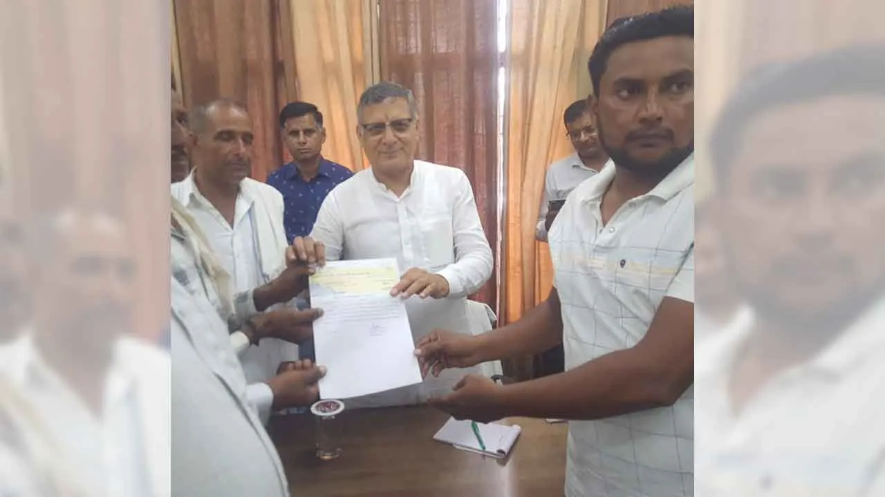 खेतिहर जीवन सुरक्षा योजना के बारे में जागरूक करते कृषि मंत्री कंवरपाल