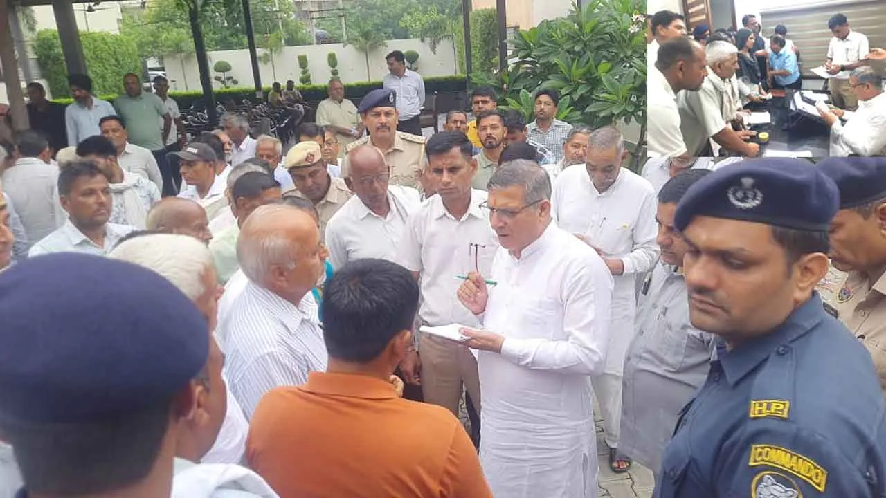 कृषि मंत्री कंवरपाल ने जगाधरी कार्यालय पर खुले दरबार में सुनी जन समस्याएं