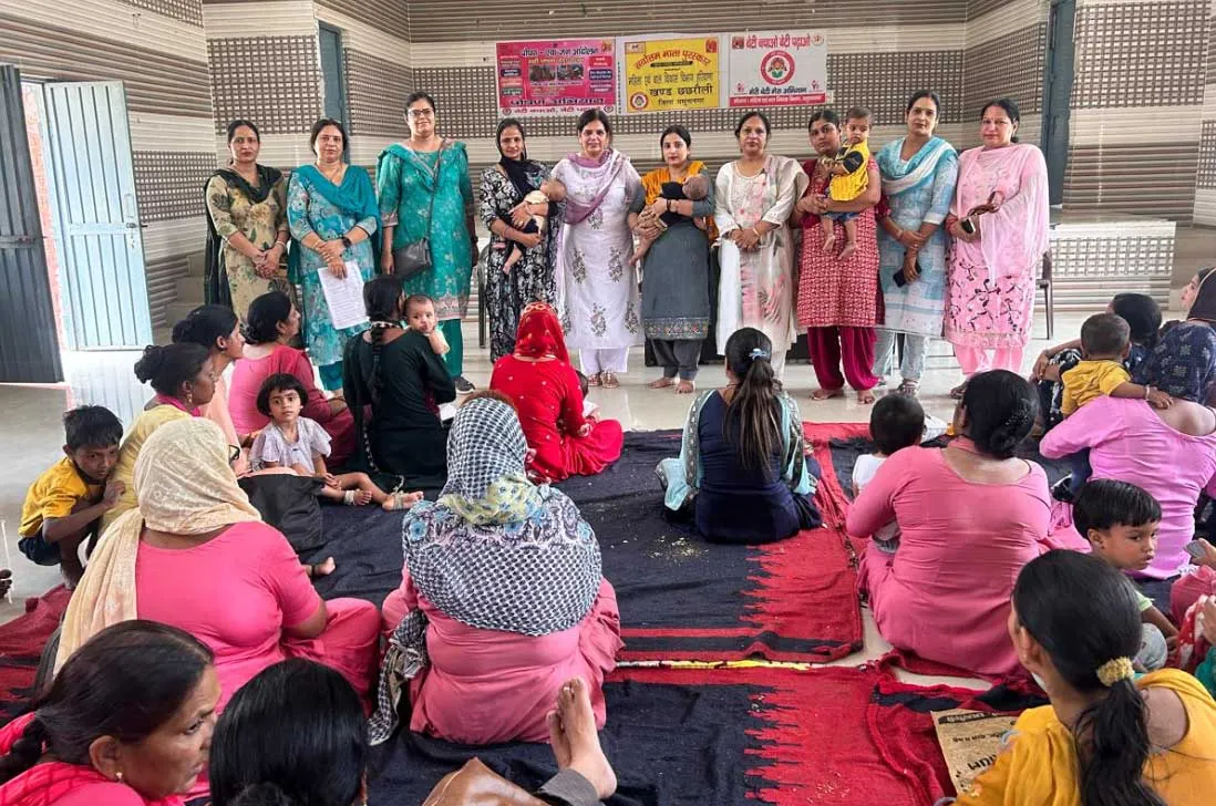 अधिकारी श्रीमती कुसुम लता ने महिलाओं को किया जागरूक