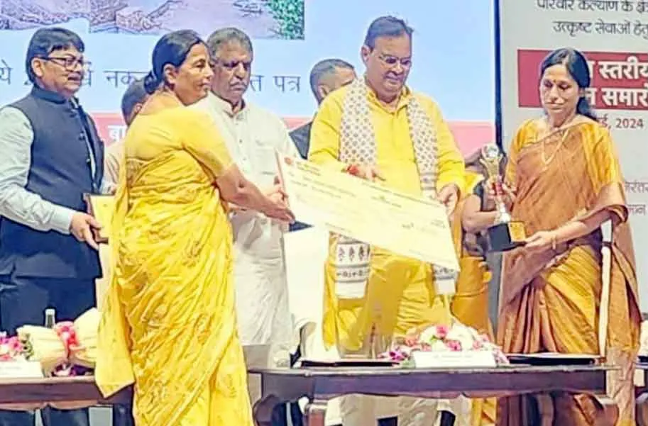 एसीएमएचओ एवं आशा सहयोगिनी को सीएम ने किया सम्मानित