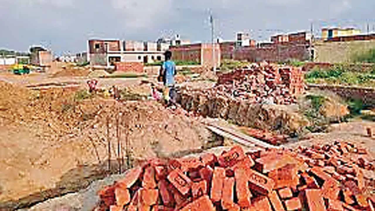 अनाधिकृत कॉलोनियों पर कार्रवाई, काम रुकवाया