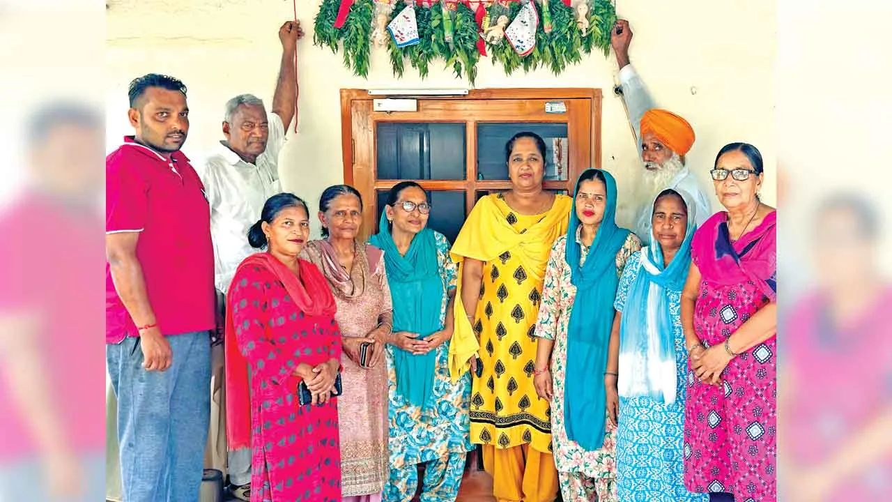 डेरा श्रद्धालु परिवार ने पोती होने की खुशी में बांधी नीम