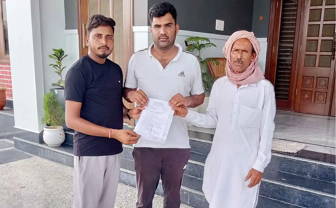 Farmers News : घर के आगे ढोल बजवाकर कर्ज तले दबे किसान को किया जलील