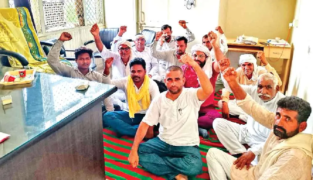 Farmers Protest : विद्युत निगम से खफा किसानों ने एसडीओ कार्यालय पर जाकर दे दी ये चेतावनी!
