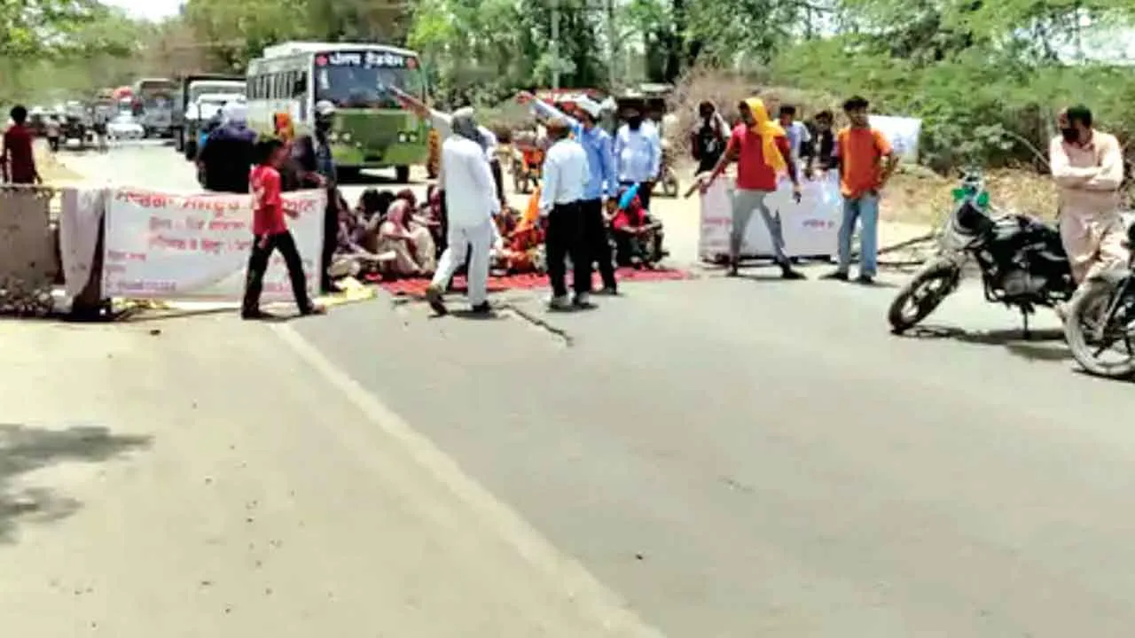 सीवरेज समस्या को लेकर सड़कों पर उतरे ग्रामीण, फाजिल्का अबोहर नेशनल हाइवे किया जाम, धरने पर बैठे