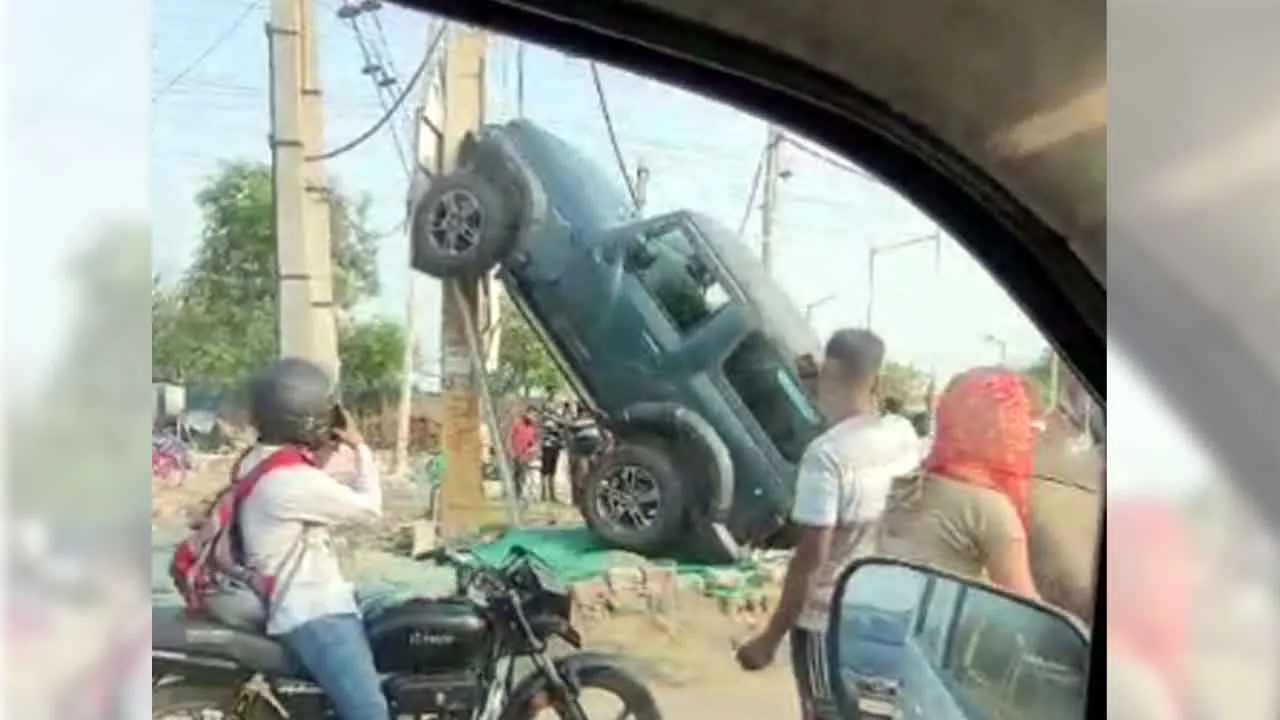 Road Accident: गुरुग्राम में तेज रफ्तार होंडा अमेज कार की टक्कर से खंभे पर जा चढ़ी थार