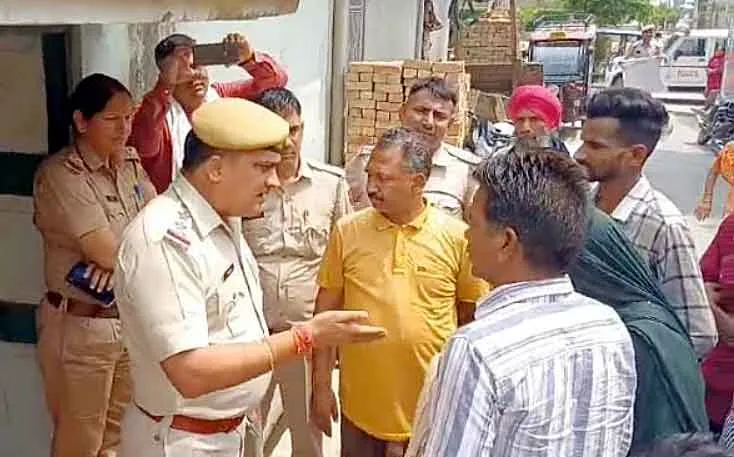 बुजुर्ग महिला को पुलिस ने दिलाया अपने घर में प्रवेश