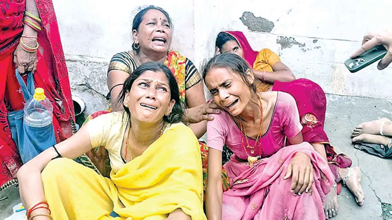 Stampede Hathras: हाथरस में धार्मिक प्रोग्राम में भगदड़ से मचा हाहाकार! 100 लोगों की मौत, 150 घायल