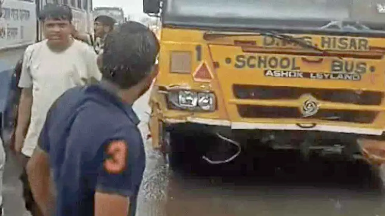 School Bus Accident: स्कूल बस के ब्रेक फेल, दो वाहनों से टकराकर बाइक सवार को मारी टक्कर