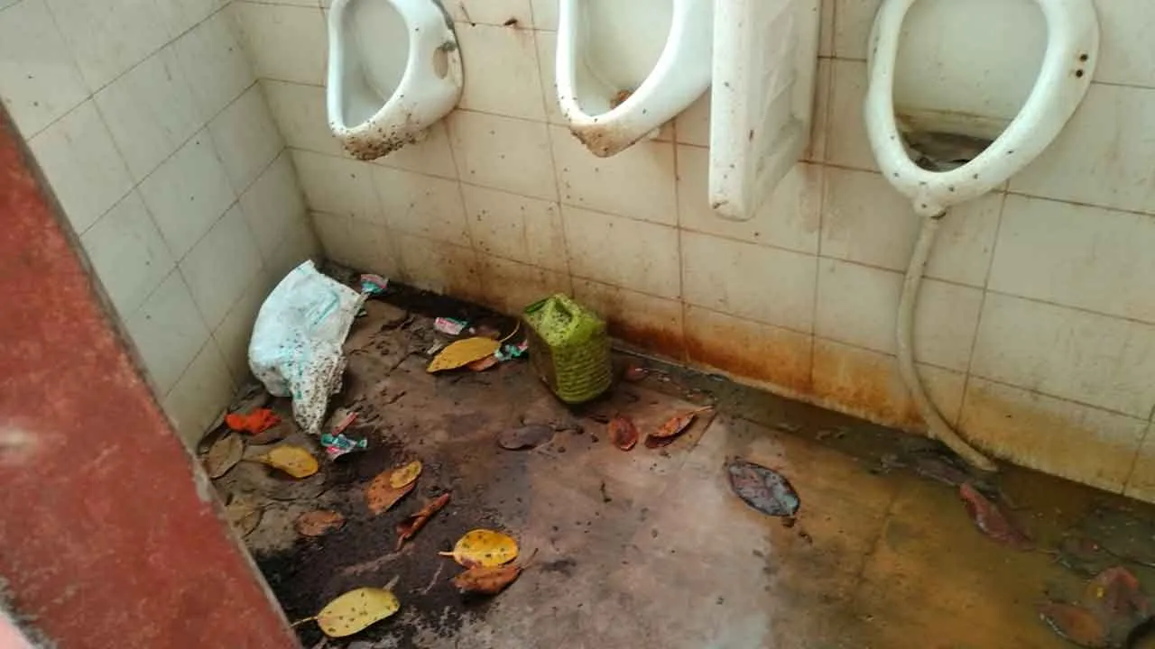 अनाज मंडी में बने शौचालय बदहाल और पीने का पानी नहीं