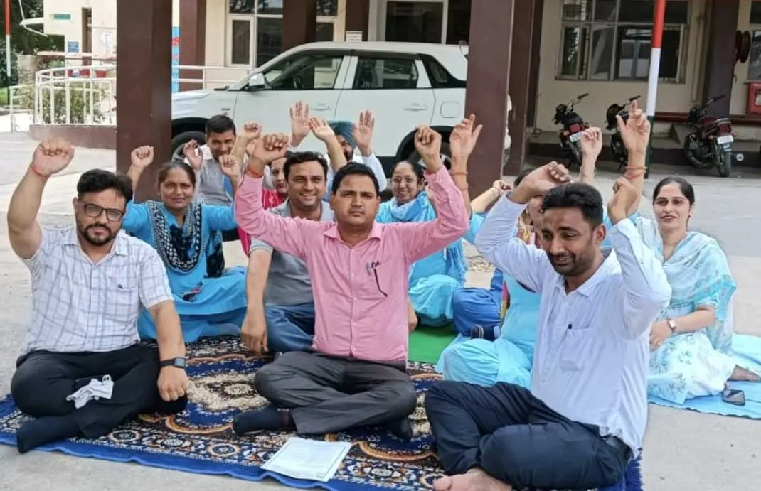 स्वास्थ्य कर्मचारियों ने अपनी मांगों को लेकर दिया सांकेतिक धरना, मरीज परेशान
