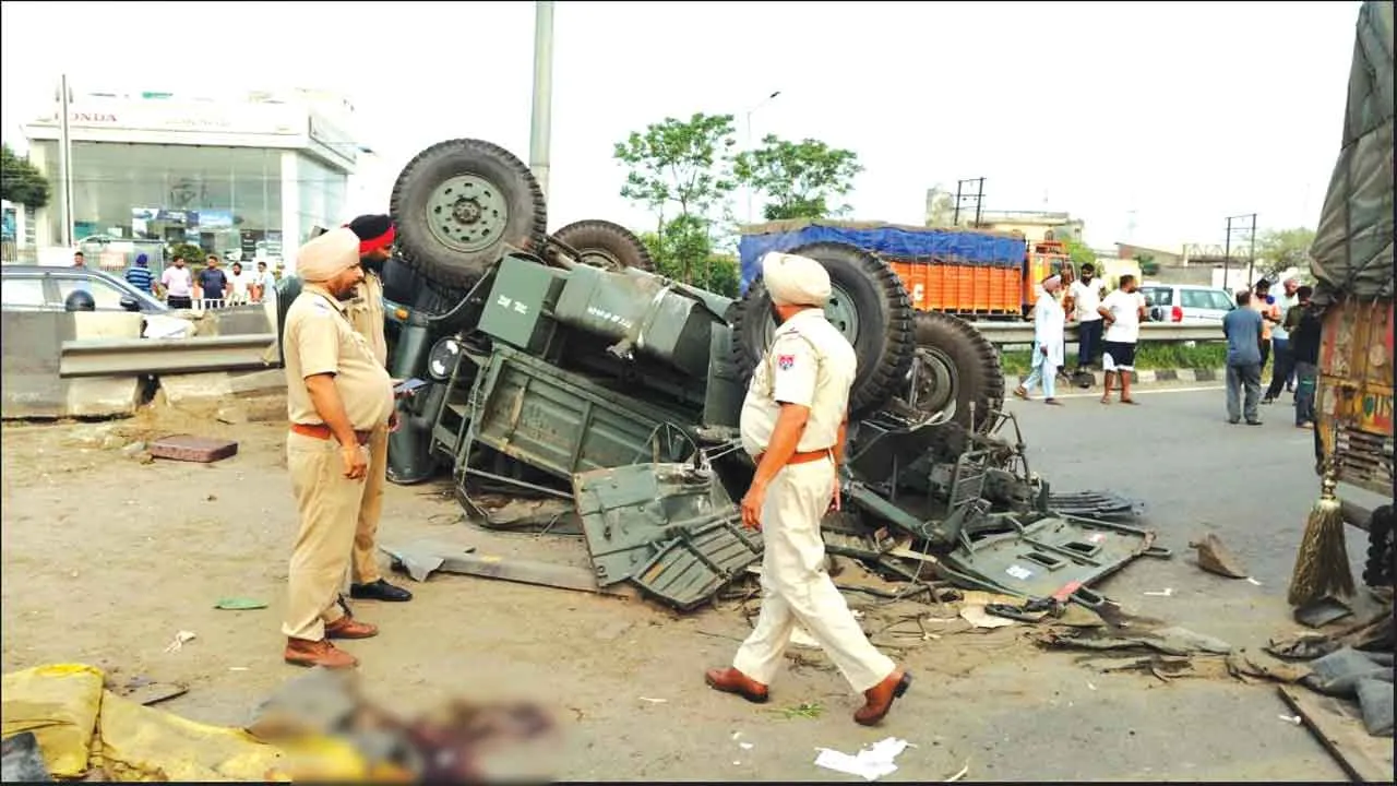 Road Accident: सेना के ट्रक व ट्राले के बीच टक्कर, पांच जवान घायल
