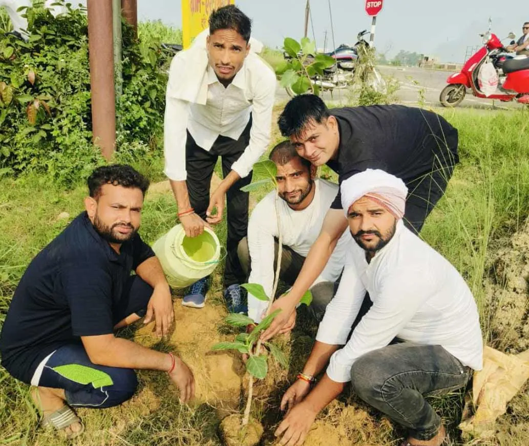 ऐरटी में गौरक्षक सभा के कार्यकर्ताओं ने किया वृक्षारोपण