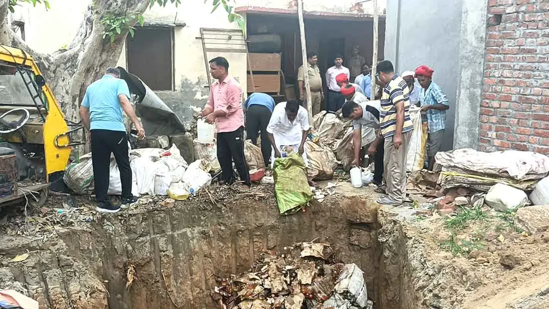 ‘ऑपरेशन क्लीन’ के तहत नष्ट कराई गई मालखाने में रखी शराब