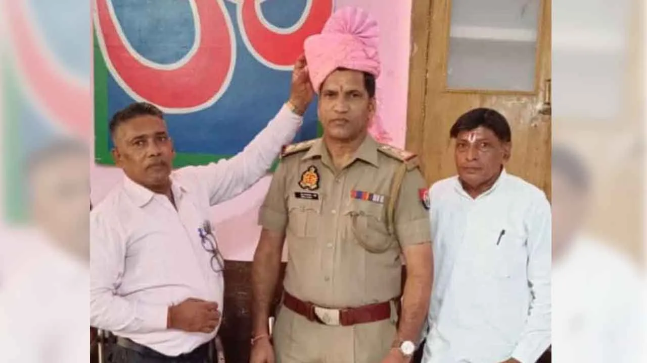 कार्यक्रम आयोजित करके कोतवाल को किया सम्मानित