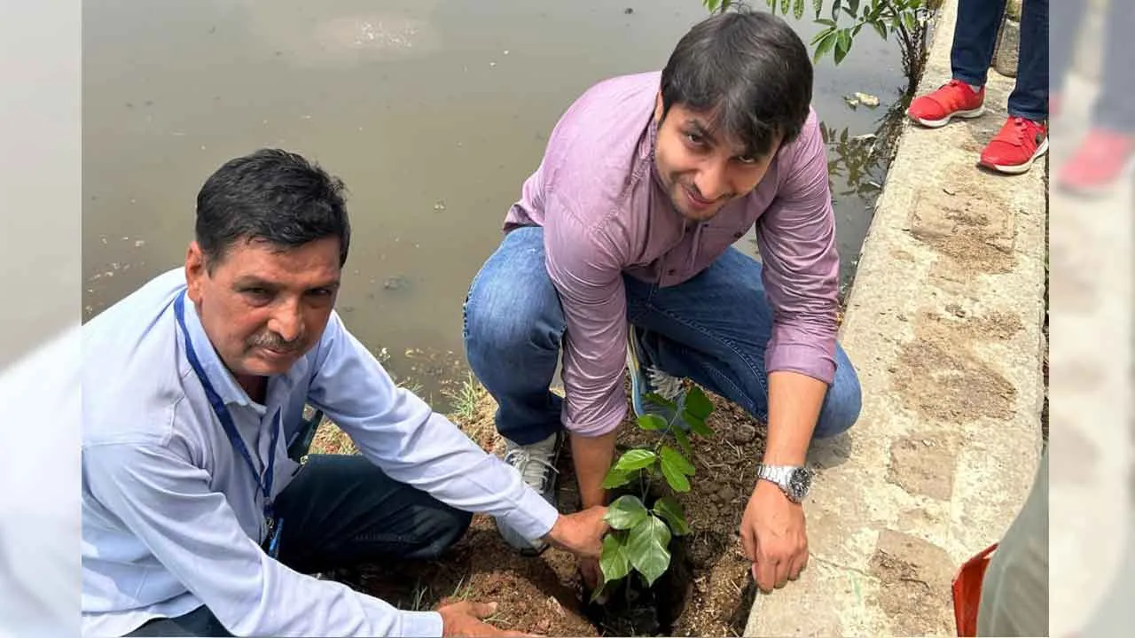 पौधरोपण करके पर्यावरण संरक्षण हेतु किया जागरूक