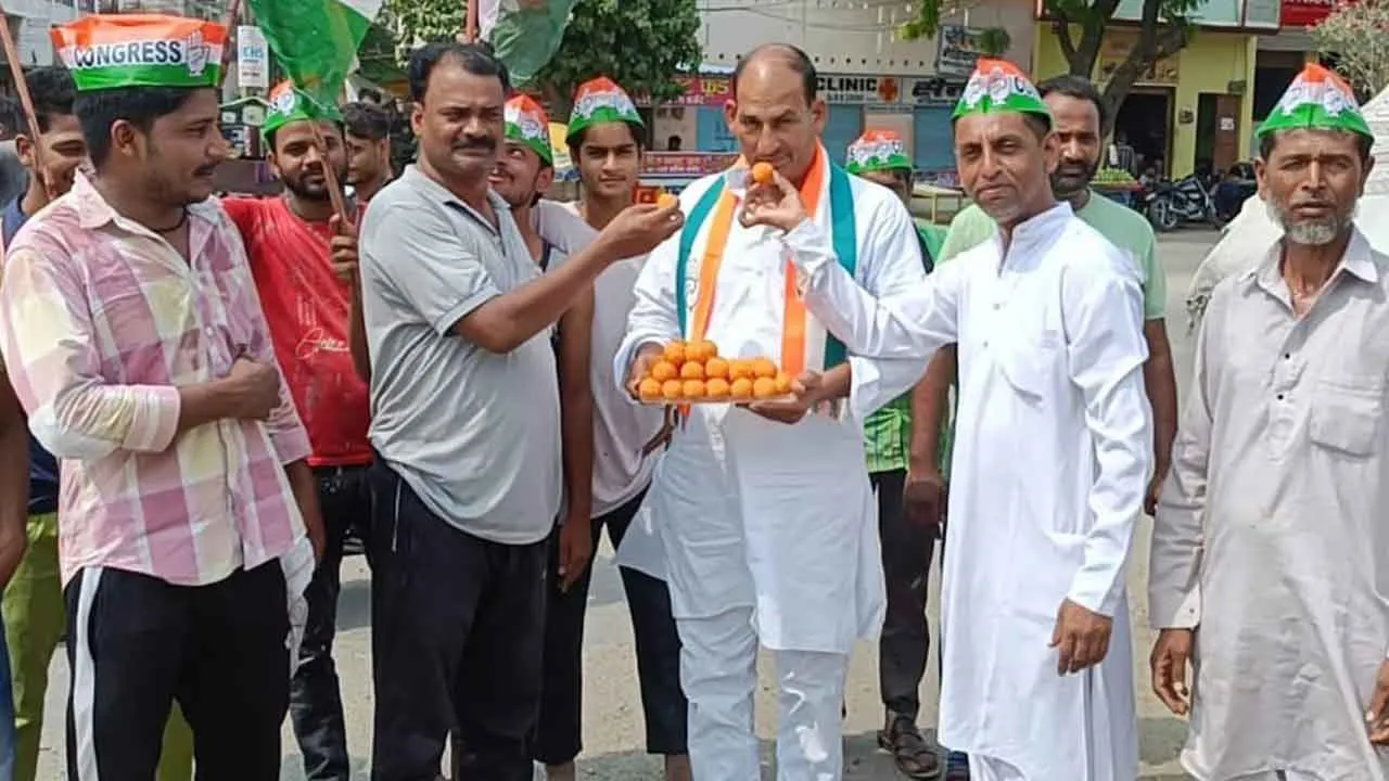 उपचुनावों में मिली जीत पर कांग्रेसियों ने बांटी मिठाई