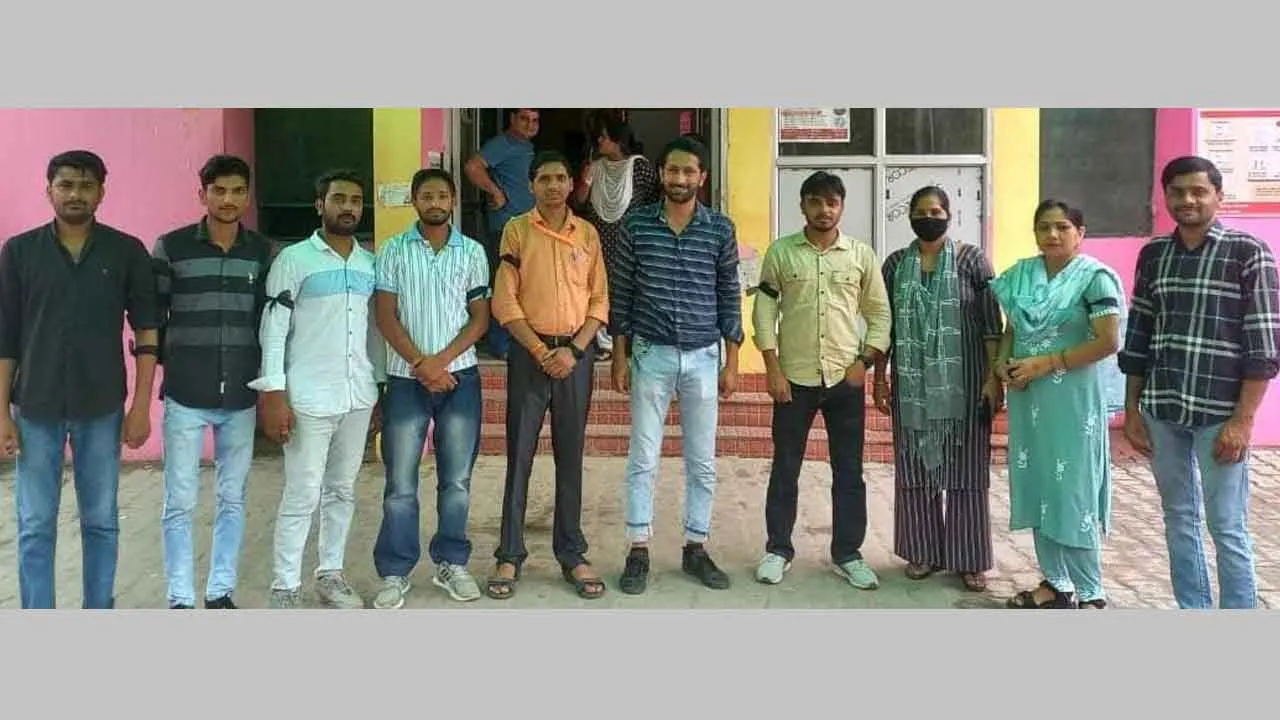 स्वास्थ्य संविदाकर्मियों ने काली पट्टी बांधकर जताया विरोध