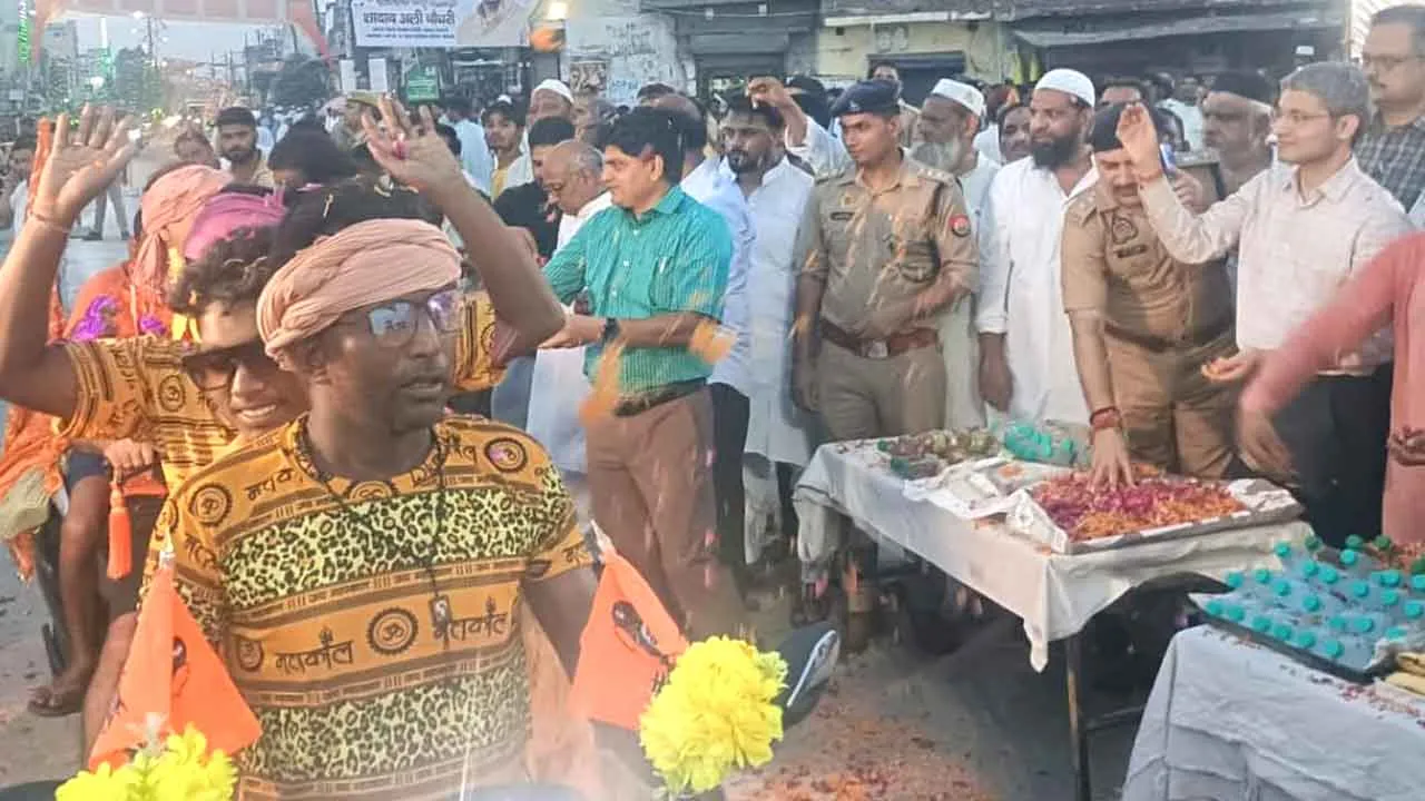 Kanwar Yatra: कैराना में डीएम-एसपी ने शिवभक्तों पर की पुष्प वर्षा