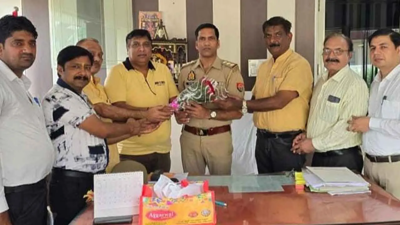 पदोन्नत होने पर कोतवाली प्रभारी को दी शुभकामनाएं