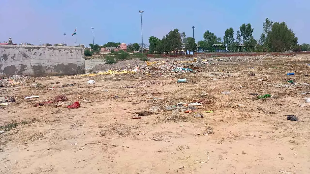 महिला कॉलेज व बस स्टैंड के बीच मौजूद रास्ते किनारे दुकानदारों द्वारा लगातार डाला जा रहा कूड़ा करकट व वेस्टेज