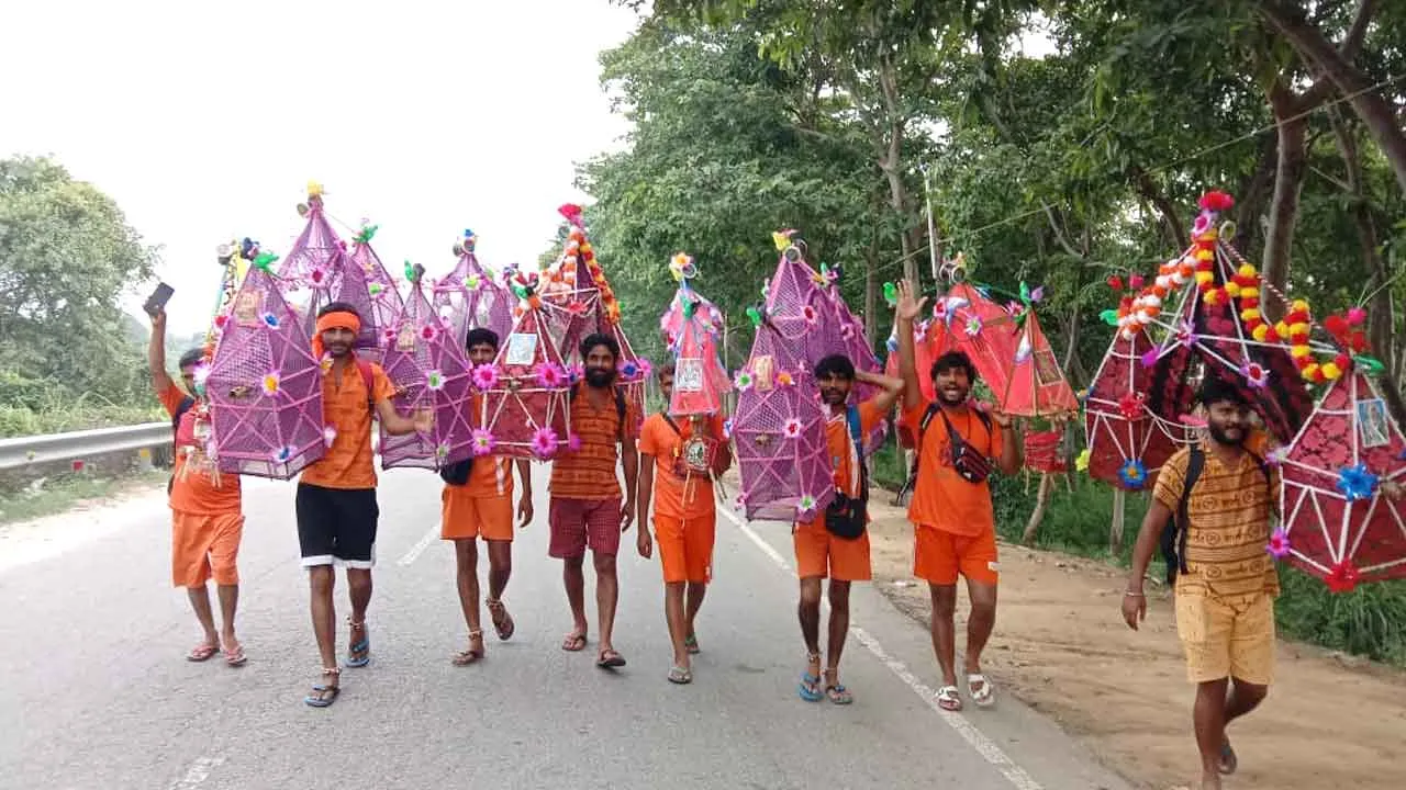 Kanwar Yatra: शिव जयघोष से झूम उठा वातावरण