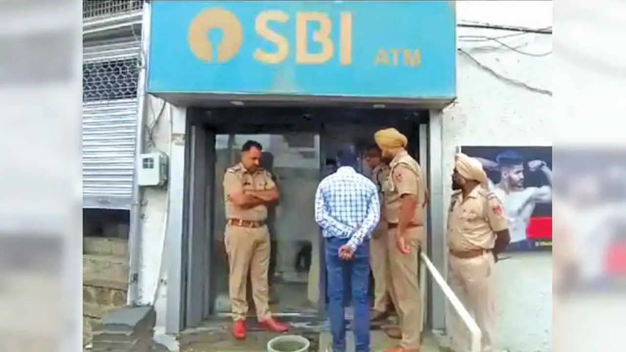 एटीएम को बनाया निशाना, 25 लाख रुपये लूटकर चोर फरार