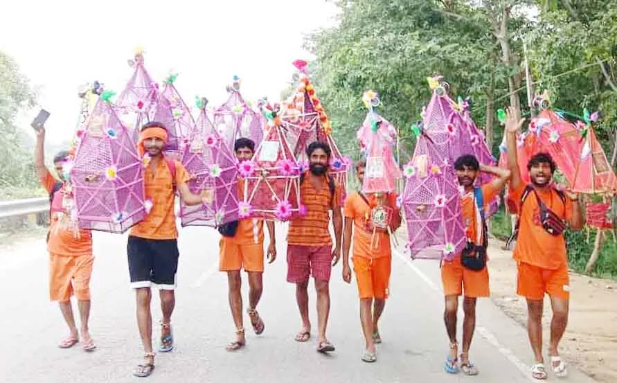 Kanwar Yatra 2024 : कांवड़ यात्रा मार्ग पर मस्जिदों-मजारों पर डाली गई ‘बिना आदेश’ चादर! विभिन्न पक्षों ने जताई आपत्ति