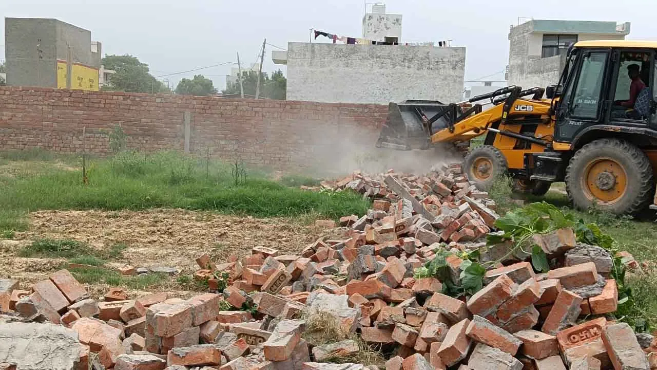 पट्टी जाटान की राजस्व सम्पदा में 5 एकड़ पर अवैध कालोनी को किया ध्वस्त