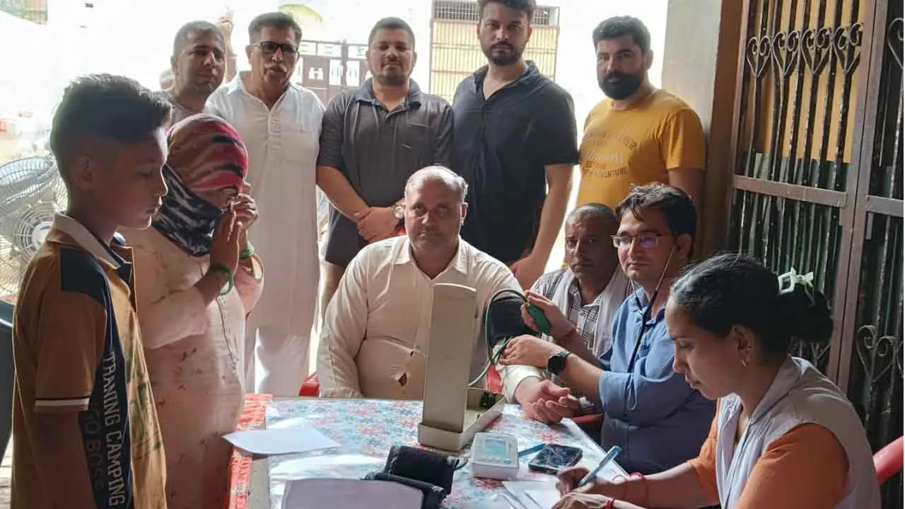 थाना कलां में लगाया फ्री हेल्थ चेकअप कैंप