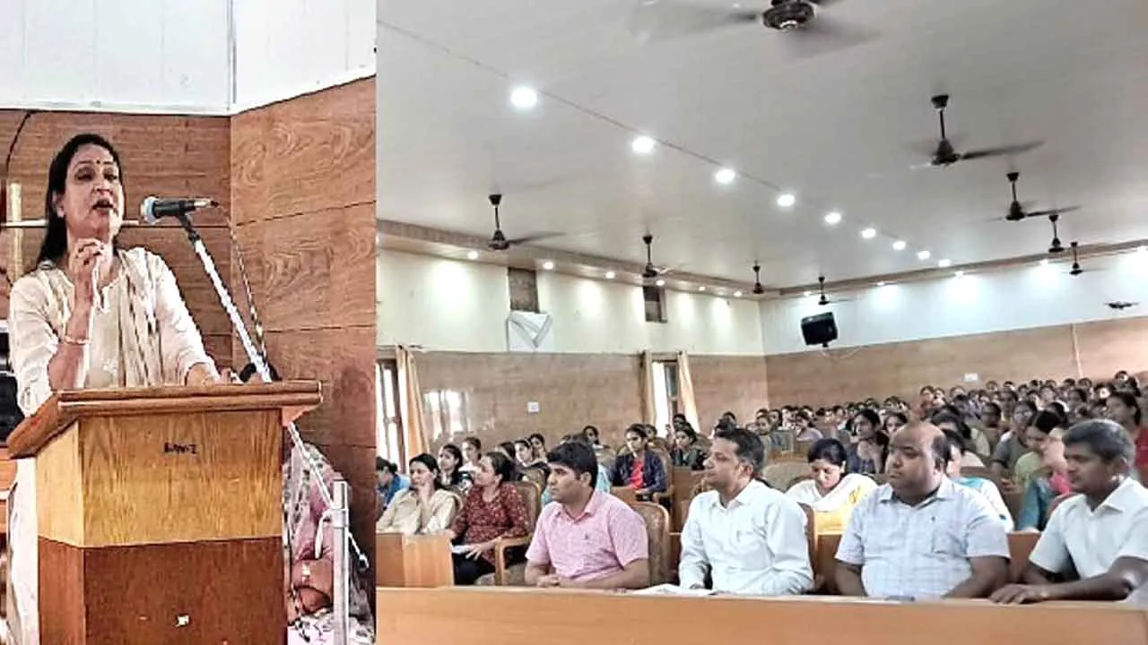 कन्या कॉलेज में नए छात्रों का प्रवेश लेने पर स्वागत किया