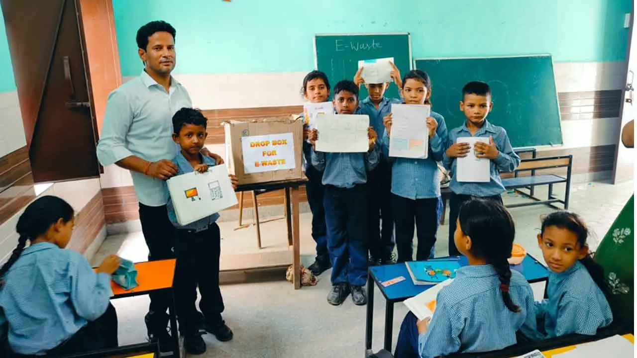 बच्चों को ई-वेस्ट व खराब इलेक्ट्रॉनिक सामान को इस्तेमाल करने के प्रति किया जागरूक