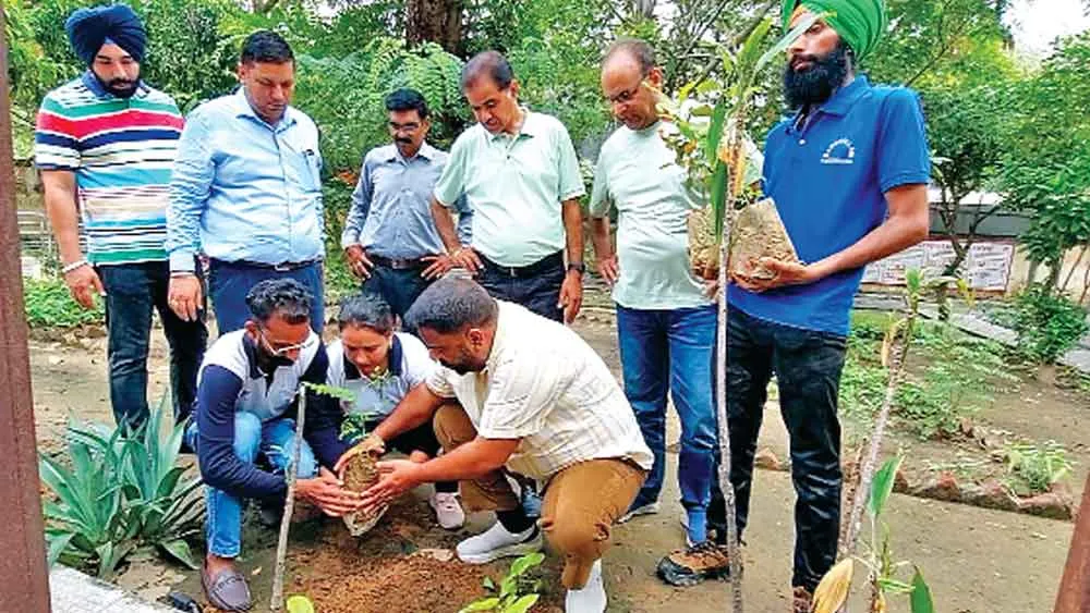 एक ऐसा ‘एटीएम’ जो पैसे की जगह फ्री बांट रहा ‘ऑक्सीजन’