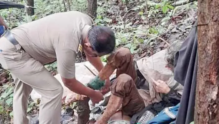 Maharashtra : शर्मसार! महाराष्ट्र के जंगल में पेड़ पर जंजीर से बंधी मिली भारतीय मूल की अमेरिकी महिला