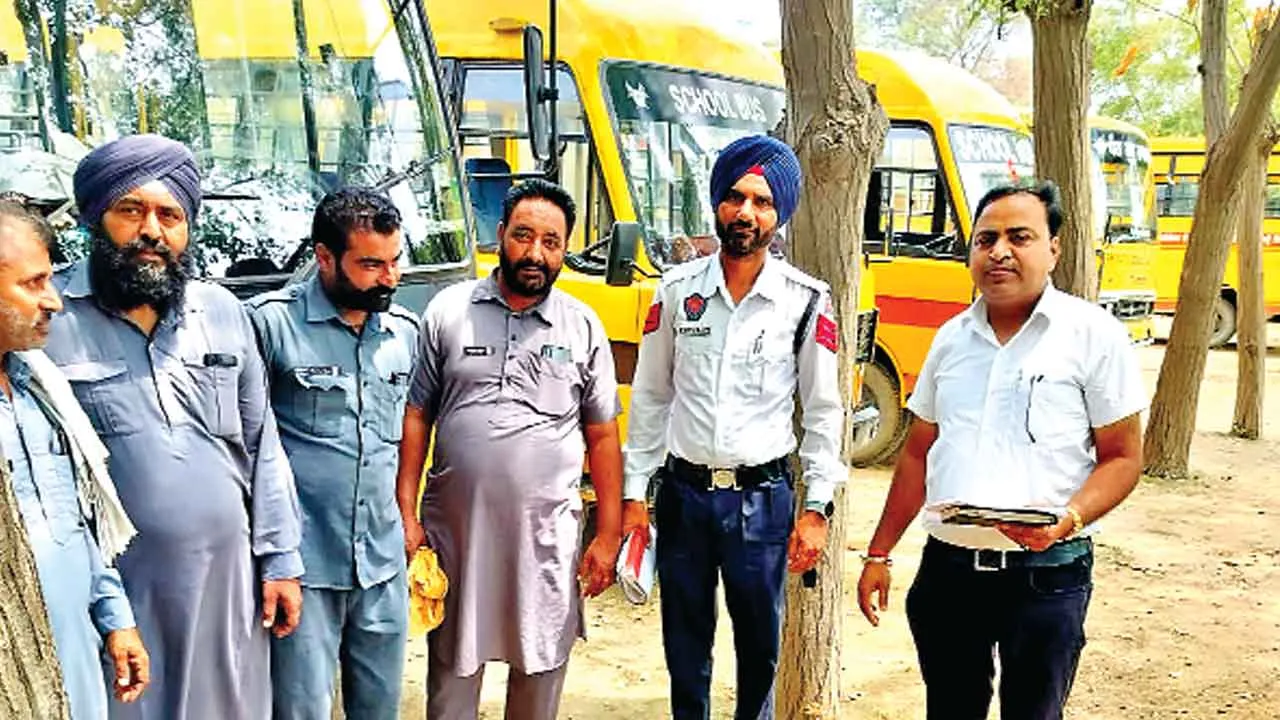 स्कूल बसों में मिली खामियां, काटे चालान
