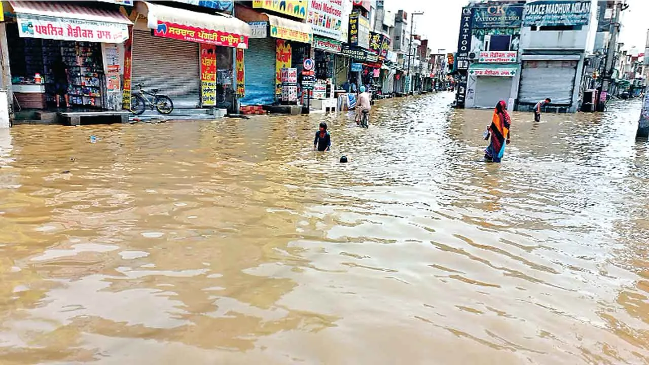 Heavy Rain: भारी बारिश से मानसा हुआ जलमग्न