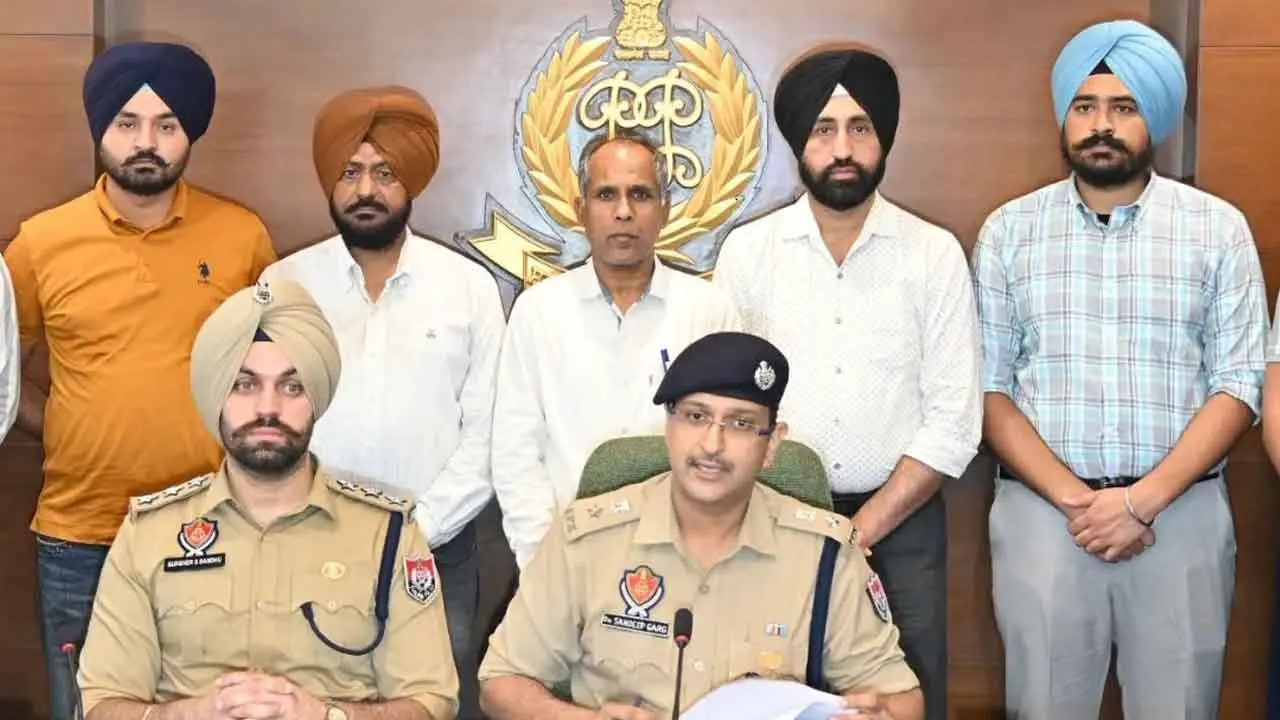 इंटरनेशनल लग्जरी कार चोर गिरोह का पदार्फाश, दो गिरफ्तार
