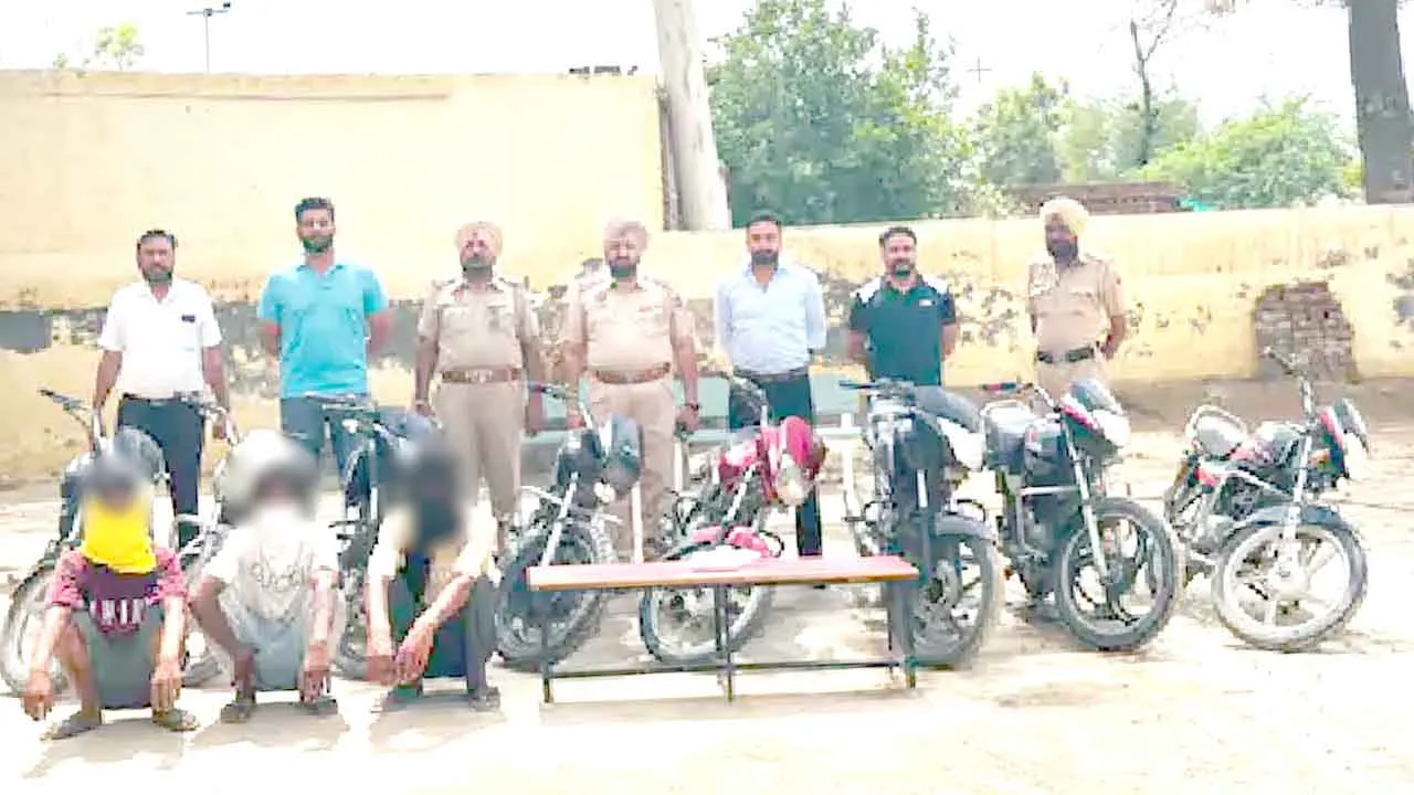 आठ बाइक व तीन मोबाइल सहित तीन चोर गिरफ्तार