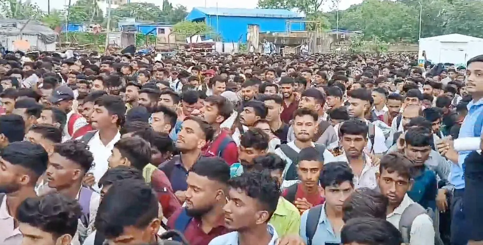 Viral Video: एयर इंडिया की जॉब के लिए उमड़ी हजारों बेरोजगारों की भीड़! भगदड़ जैसी स्थिति!