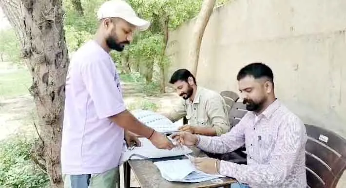 Create New Votes : नए वोट बनाने के लिए पोलिंग बूथ पर मौजूद रहे बीएलओ