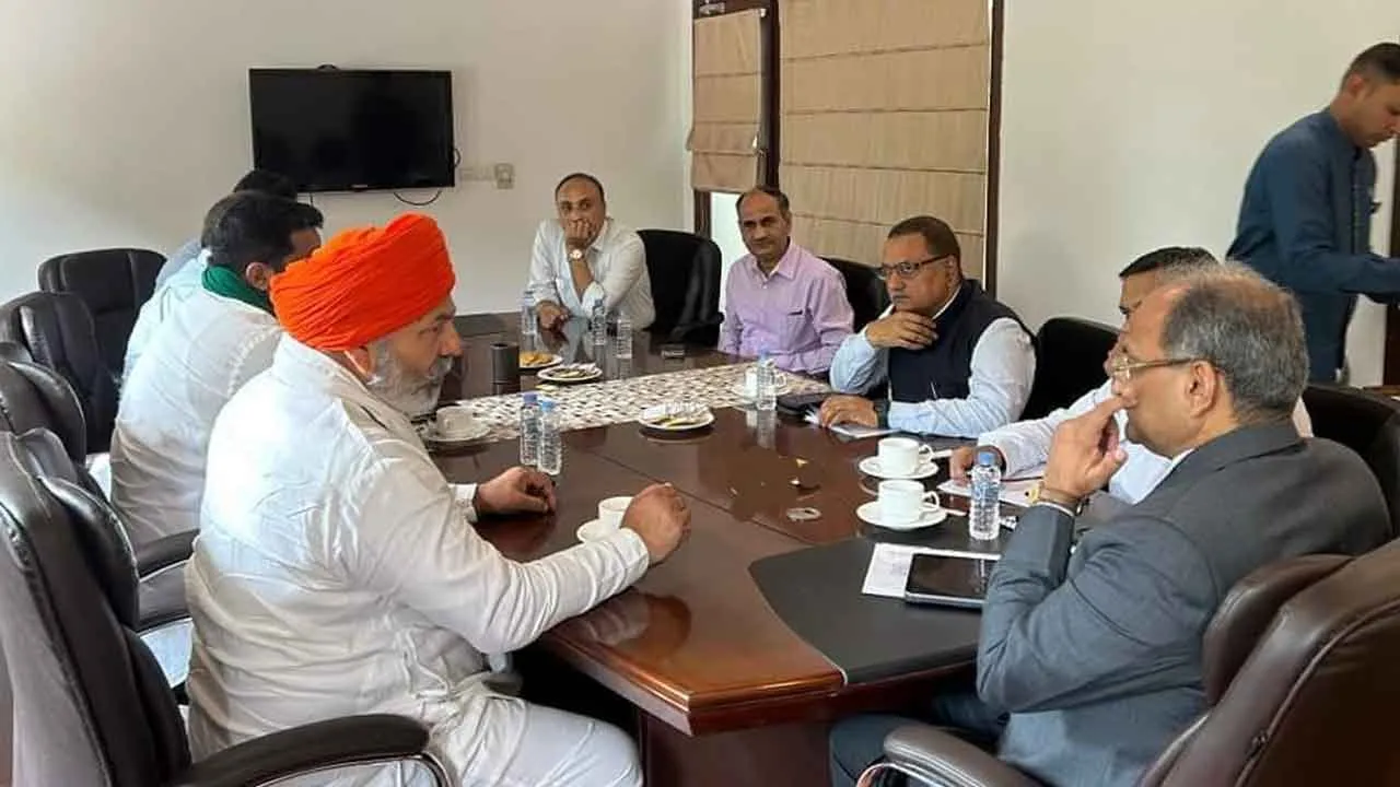 सरकार किसानों को बिना शर्त मुफ्त बिजली दे, छलावा न करे: चौ राकेश टिकैत