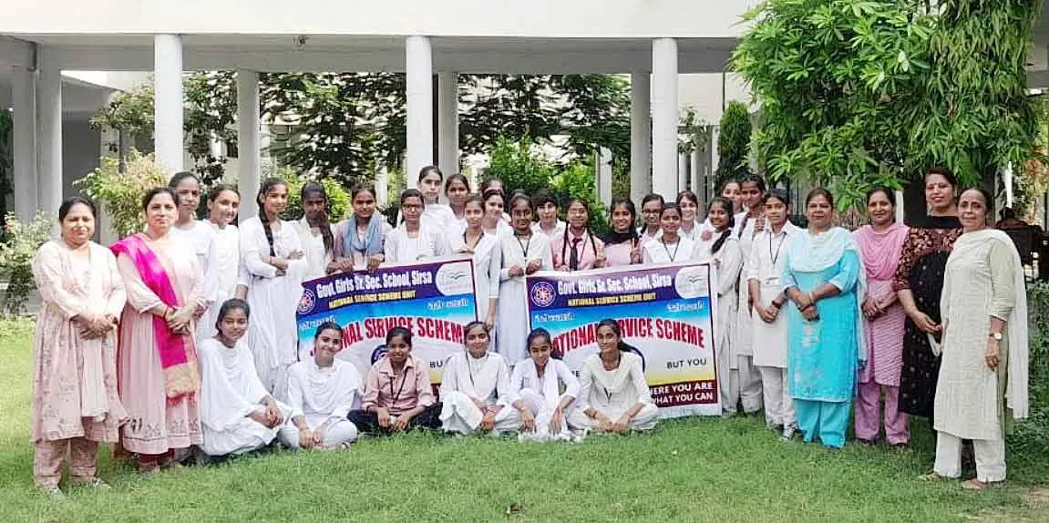 NSS Camp : एनएसएस कैंप में स्वयंसेविकाओं ने की स्कूल की साफ-सफाई