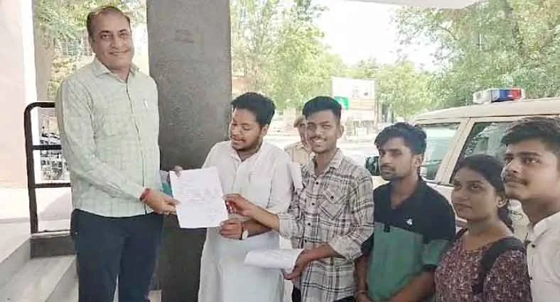 लाठीचार्ज की निंदा, चुनाव बहाली की मांग
